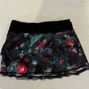 GUC Lululemon Size 4 Run Pace Setter Skort Curious Jungle Multi Black